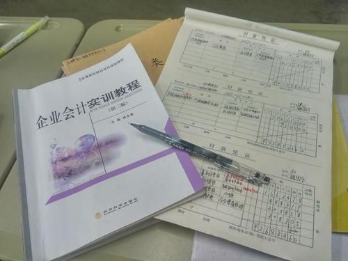 我是一名毕业不久的大学生，学的是会计专业，找了一份工作，才发现自己手工做账这方面有点吃力，该怎么办？柠檬云进销存