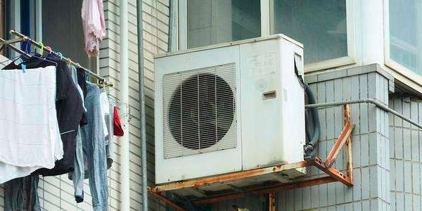 空调外机在转但是只吹风不制冷？空调突然不制冷只吹风