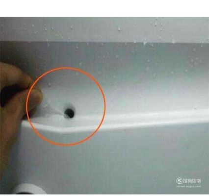 冰箱储藏室有水怎么清理视频过程？冰箱排水孔疏通视频