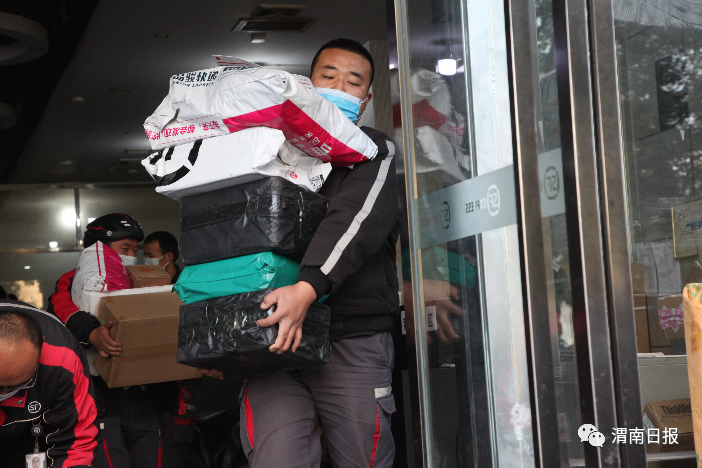 跑男去分检快递(跑男)-图1 跑男去分检快递(跑男)-图1