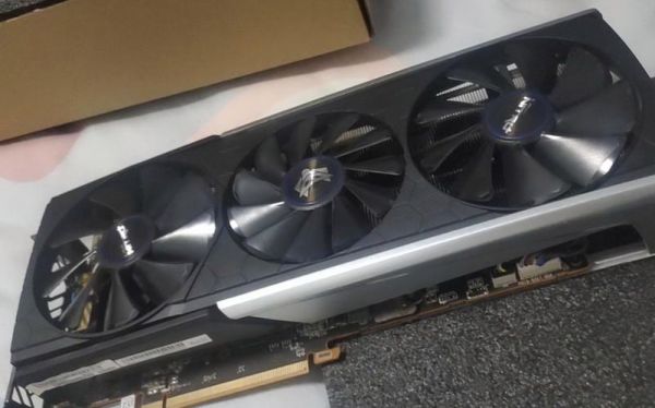 樱瞳5700xt跑分30万分（5700xt樱瞳和超白金对比）